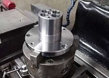 Serviços de torno e fresa Serviços de torno e fresa